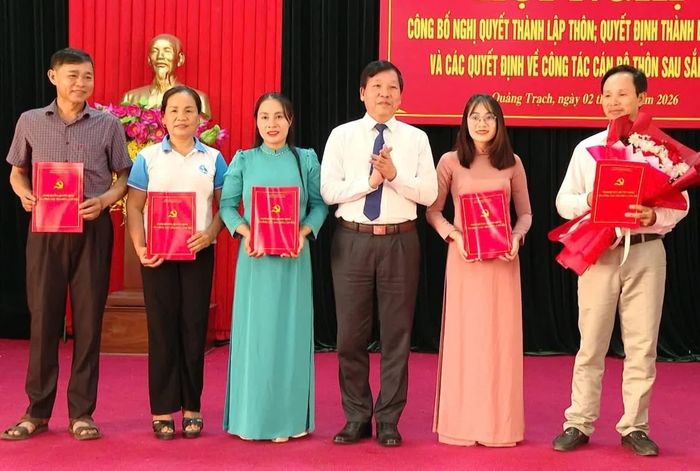 Bí thư Đảng ủy xã Quảng Trạch Phan Văn Thanh trao các quyết định về thành lập tổ chức cơ sở đảng và cán bộ thôn sau sắp xếp - Ảnh: B.T