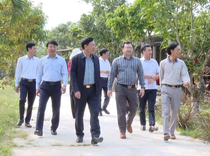 Ban Thường vụ Đảng ủy xã Quảng Trạch kiểm tra thực tế việc thực hiện nghị quyết của Đảng về phát triển kinh tế-xã hội - Ảnh: B.T