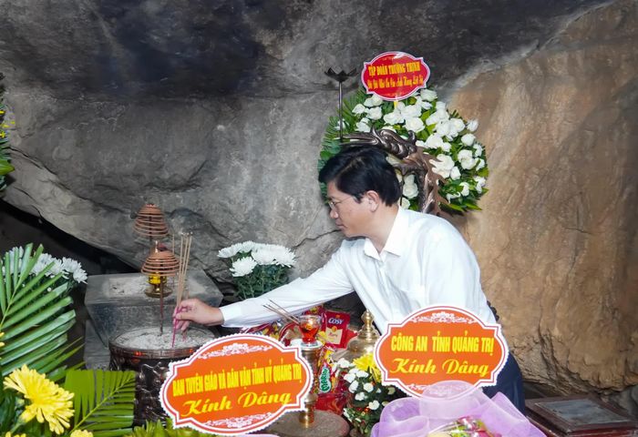 Đồng chí Trương An Ninh, Trưởng ban Tuyên giáo và Dân vận Tỉnh ủy dâng hương tri ân các anh hùng liệt sĩ - Ảnh: N.H