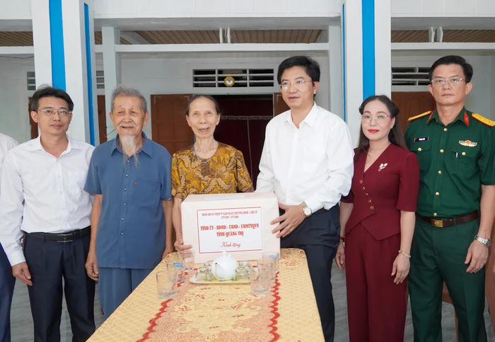 Đồng chí Trương An Ninh, Trưởng ban Tuyên giáo và Dân vận Tỉnh ủy thăm, tặng quà thương binh Trần Thị Thạnh, ở thôn Cù Lạc 2, xã Phong Nha - Ảnh: N.H
