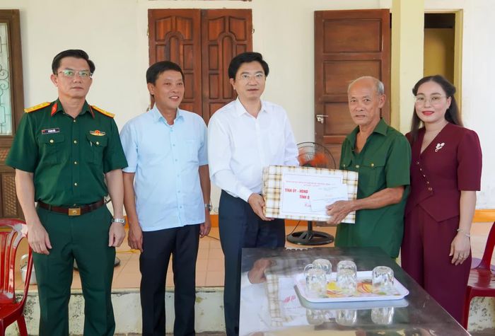 Đồng chí Trương An Ninh, Trưởng ban Tuyên giáo và Dân vận Tỉnh ủy thăm, tặng quà bệnh binh Nguyễn Sĩ Cư, ở thôn Tân Nẫm, xã Bố Trạch - Ảnh: N.H