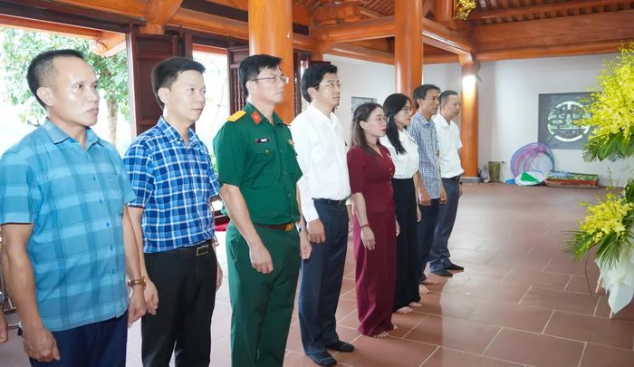 Đồng chí Trương An Ninh, Trưởng ban Tuyên giáo và Dân vận Tỉnh ủy và các thành viên trong đoàn tri ân các anh hùng liệt sĩ - Ảnh: N.H
