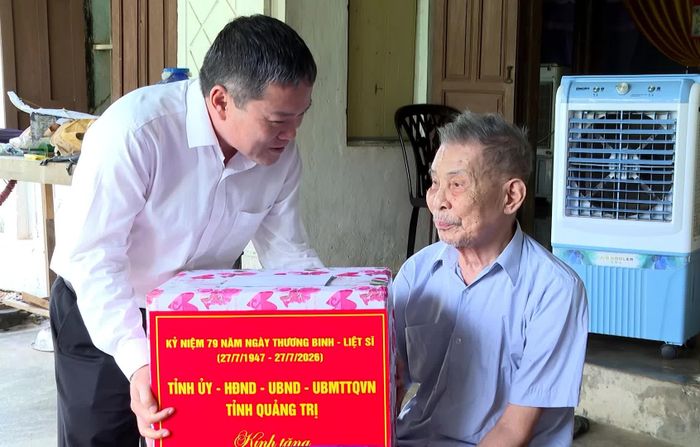 Đồng chí Phan Phong Phú, Phó Chủ tịch UBND tỉnh thăm, tặng quà bệnh binh Phan Văn Lê, thôn Tam Đa, xã Trung Thuần - Ảnh: L.T