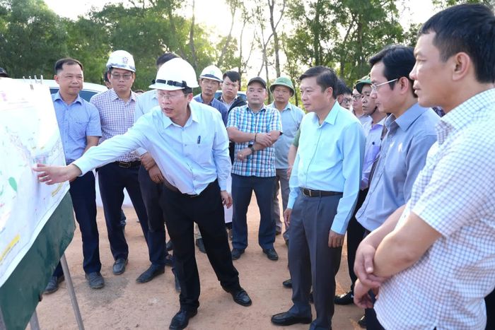 Đồng chí Lê Hồng Vinh, Chủ tịch UBND tỉnh kiểm tra dự án Đường ven biển kết nối Hành lang kinh tế Đông-Tây giai đoạn 1 tại xã Nam Cửa Việt - Ảnh: T.Đ