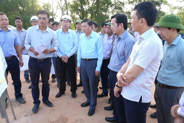 Đồng chí Lê Hồng Vinh, Chủ tịch UBND tỉnh yêu cầu chủ đầu tư đánh giá, kiểm tra năng lực các nhà thầu thi công dự án - Ảnh: T.Đ