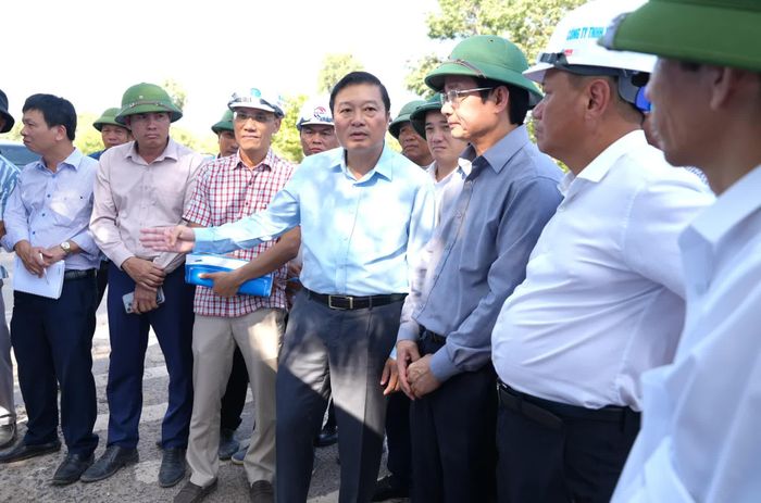 Đồng chí Lê Hồng Vinh, Chủ tịch UBND tỉnh yêu cầu chủ đầu, nhà thầu đẩy nhanh tiến độ thực hiện dự án - Ảnh: T.Đ