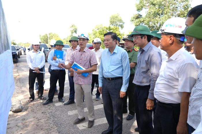 Đồng chí Lê Hồng Vinh, Chủ tịch UBND tỉnh nghe đại diện chủ đầu tư báo cáo tình hình thực hiện dự án Quốc lộ 15D đoạn từ cảng Mỹ Thủy đến cao tốc Cam Lộ-La Sơn - Ảnh: T.Đ