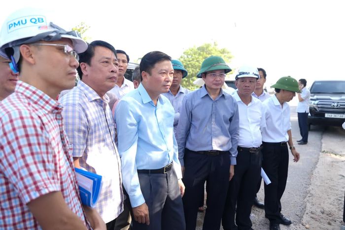 Đồng chí Lê Hồng Vinh, Chủ tịch UBND tỉnh nghe chính quyền các địa phương báo cáo về công tác giải phóng mặt bằng dự án - Ảnh: T.Đ