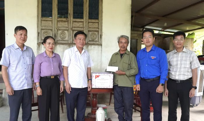 Đồng chí Đào Mạnh Hùng, Phó Chủ tịch Thường trực Ủy ban MTTQ Việt Nam tỉnh thăm, tặng quà gia đình ông Nguyễn Hồng Khanh, ở xã Tuyên Phú - Ảnh: H.T