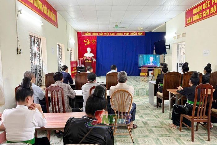 Cử tri bản Hài, phường Chiềng An theo dõi Kỳ họp.