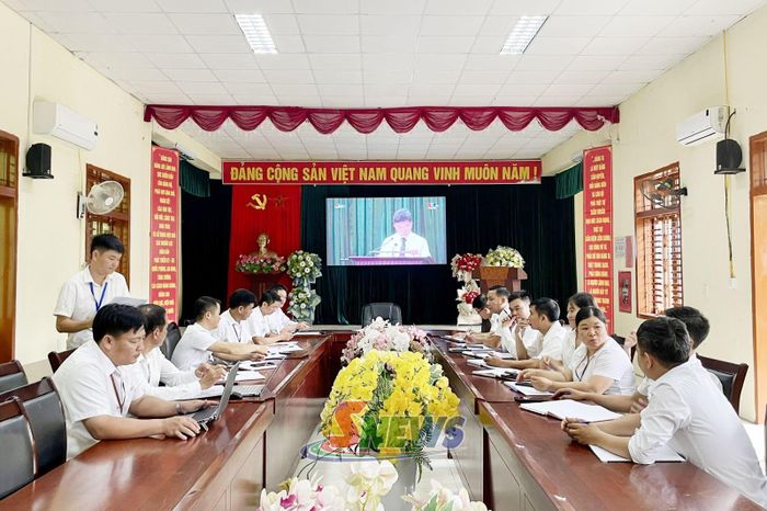 Cử tri xã Tân Phong theo dõi Kỳ họp thứ hai, HĐND tỉnh khóa XVI.