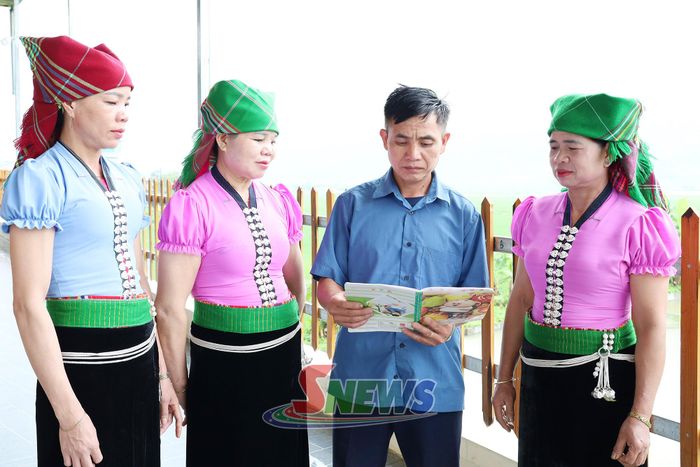 Ông Lò Văn Toạn, người uy tín bản Nà Tâu, xã Ngọc Chiến tuyên truyền pháp luật cho hội viên phụ nữ.