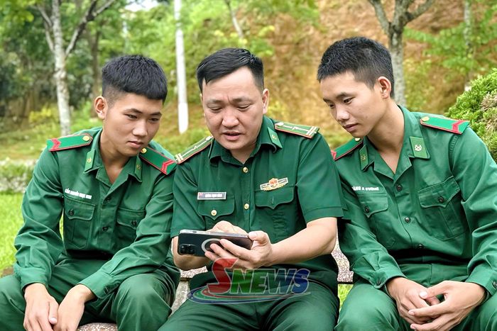 Cán bộ, chiến sĩ Ban Chỉ huy Bộ đội Biên phòng tỉnh tìm hiểu mô hình “Hòm thư điện tử thực hiện dân chủ ở cơ sở”.