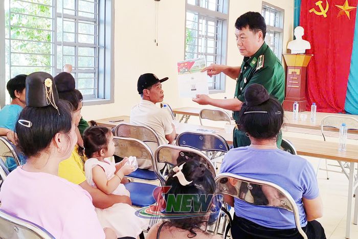 Cán bộ Đồn Biên phòng Nậm Lạnh hướng dẫn người dân sử dụng “Hòm thư điện tử tiếp nhận tin báo tố giác tội phạm ẩn danh”.