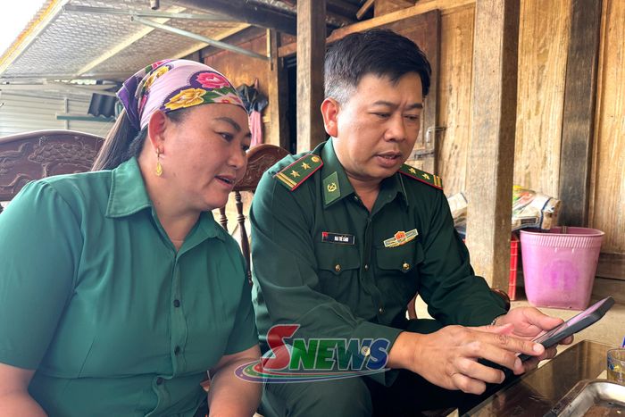 Cán bộ Đồn Biên phòng Chiềng On hướng dẫn người dân sử dụng “Hòm thư điện tử tiếp nhận tin báo tố giác tội phạm ẩn danh”.