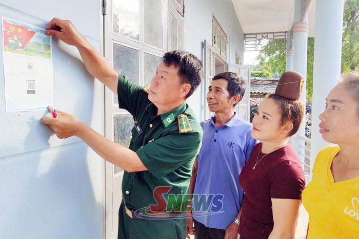 Những tấm áp phích tích hợp mã QR bảo mật được cán bộ Đồn Biên phòng Nậm Lạnh dán công khai tại các điểm công cộng trên địa bàn xã Sốp Cộp.