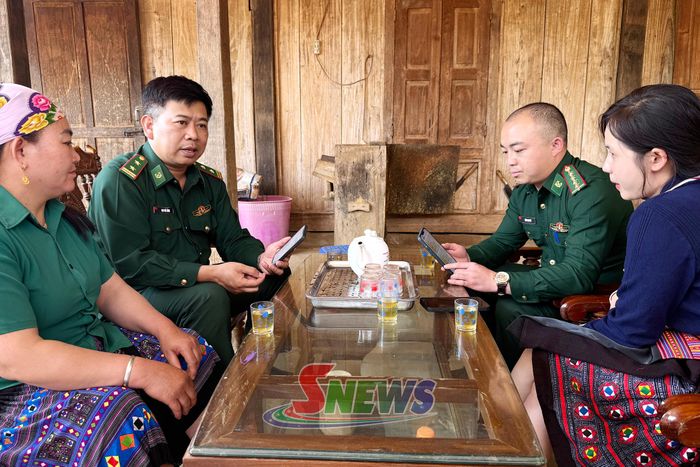 Cán bộ Đồn Biên phòng Chiềng On hướng dẫn người dân sử dụng “Hòm thư điện tử tiếp nhận tin báo tố giác tội phạm ẩn danh”.