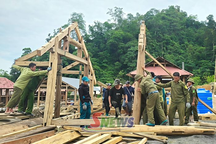 Các lực lượng xã Tân Yên tích cực hỗ trợ người dân di dời tài sản về nơi ở mới tại bản Yên Bình.