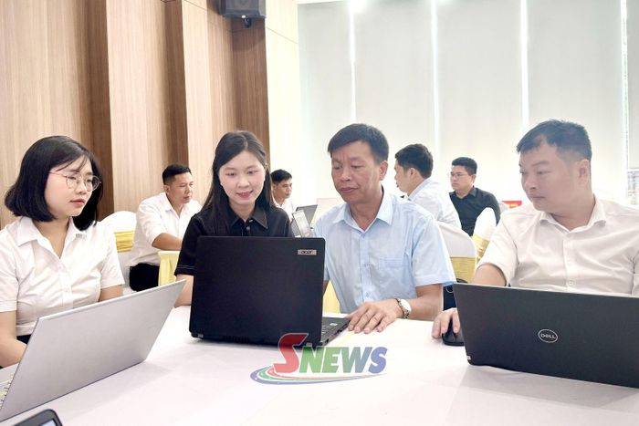 Học viên thực hành tạo câu lệnh cho AI.