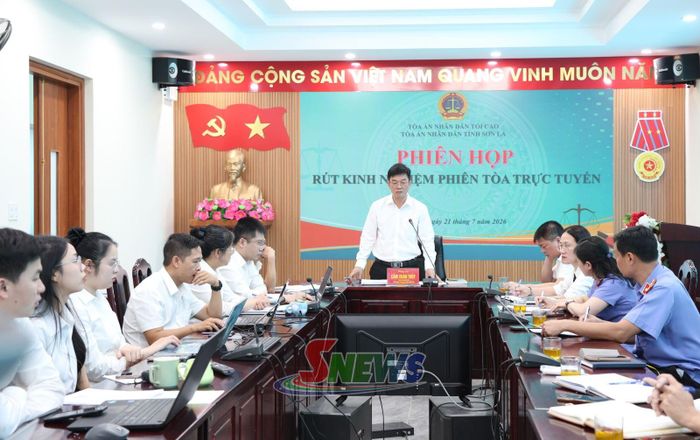 Các đại biểu tham dự phiên họp rút kinh nghiệm phiên tòa trực tuyến.
