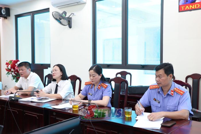 Các đại biểu tham dự phiên họp rút kinh nghiệm phiên tòa trực tuyến.