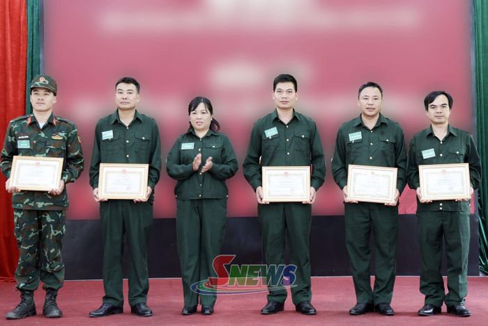 Lãnh đạo xã Nậm Lầu tặng Giấy khen cho các tập thể có thành tích xuất sắc trong cuộc diễn tập