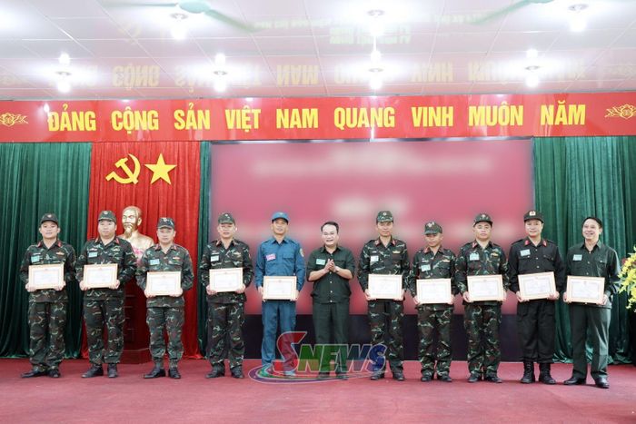 Lãnh đạo xã Nậm Lầu tặng Giấy khen cho các cá nhân có thành tích xuất sắc trong cuộc diễn tập