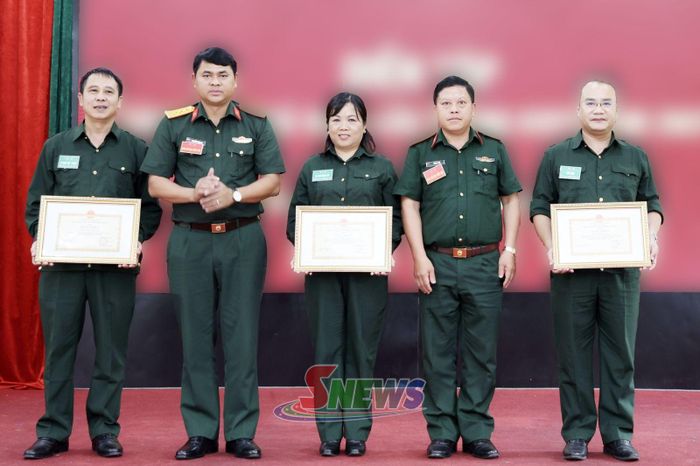 Các tập thể, cá nhân có thành tích xuất sắc nhận Giấy khen của Bộ CHQS tỉnh.