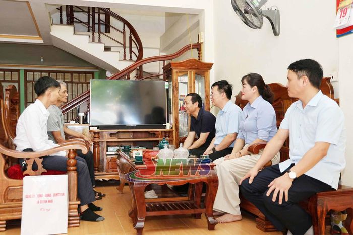 Đồng chí Nguyễn Đức Thành thăm hỏi bệnh binh Vũ Đình Tân.