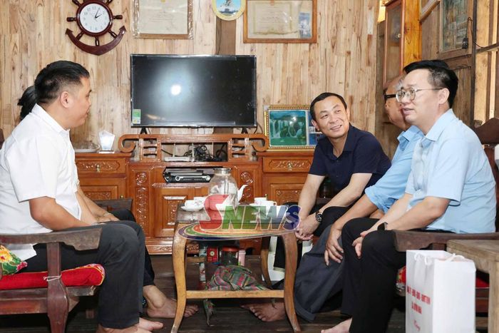Đoàn công tác thăm, tặng quà gia đình thương binh Điêu Chính Nhạp.