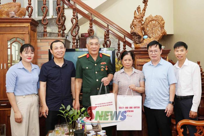 Đồng chí Nguyễn Đức Thành tặng quà thương binh Đặng Xuân Vịnh.