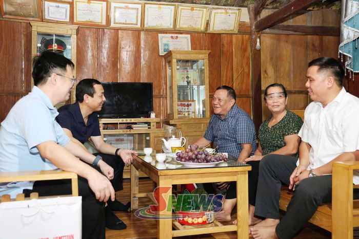 Đoàn công tác thăm hỏi bệnh binh Hoàng Văn Đạo.