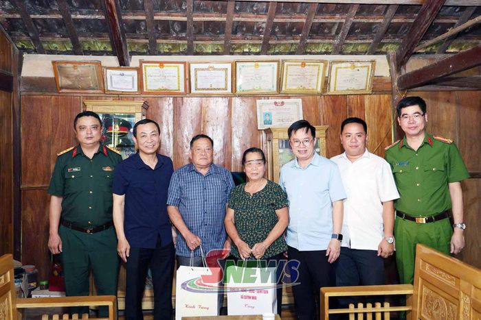 Tặng quà bệnh binh Hoàng Văn Đạo.