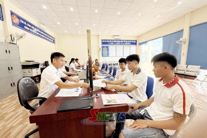 Cán bộ Trung tâm Phục vụ hành chính công xã Chiềng Khoong giải quyết thủ tục hành chính cho người dân.