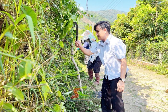 Lãnh đạo xã Chiềng Khoong tham gia "Ngày hướng về cơ sở". Ảnh PV