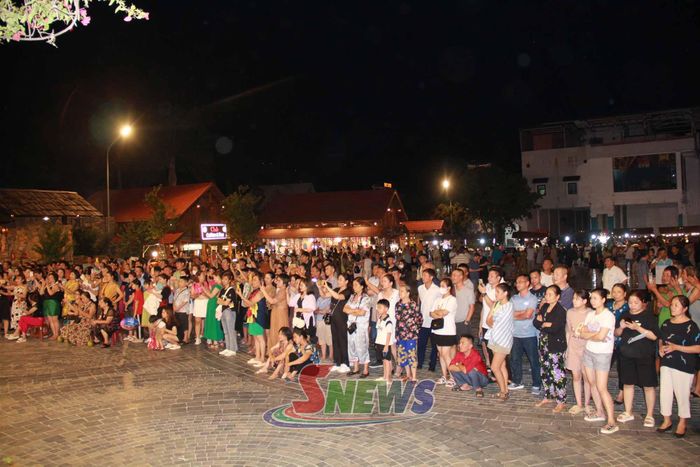 Không gian văn hóa Tây Bắc (Chợ đêm - Phố đi bộ Mộc Châu) thu hút rất đông du khách dịp cuối tuần.