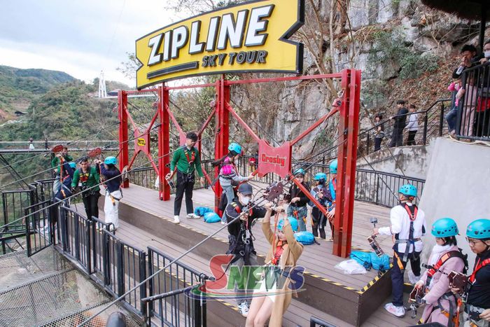 Du khách trải nghiệm đu zipline tại Khu du lịch Mộc Châu Island.