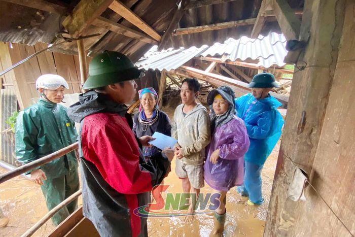 Lãnh đạo xã Ngọc Chiến thăm hỏi các hộ gia đình bị mất nhà ở do mưa lũ. Ảnh: Xã Ngọc Chiến.