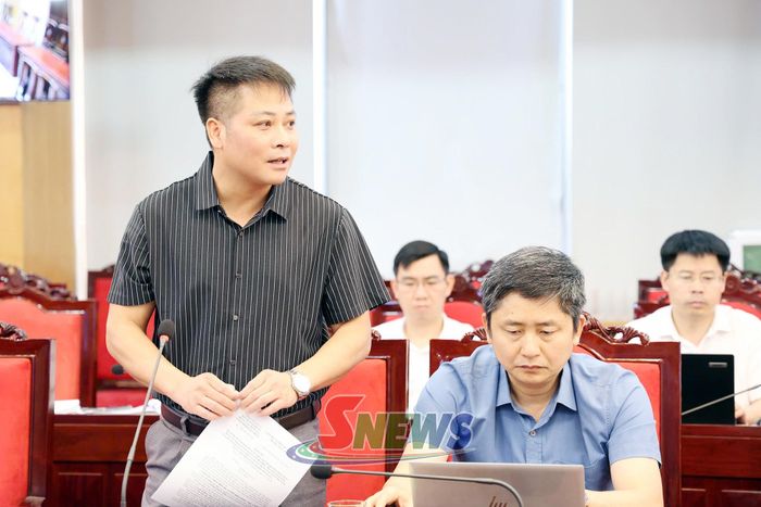 Lãnh đạo xã Tô Múa báo cáo tại cuộc họp.