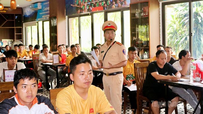 Cán bộ Phòng Cảnh sát giao thông Công an tỉnh tập huấn an toàn giao thông cho các lái xe du lịch.