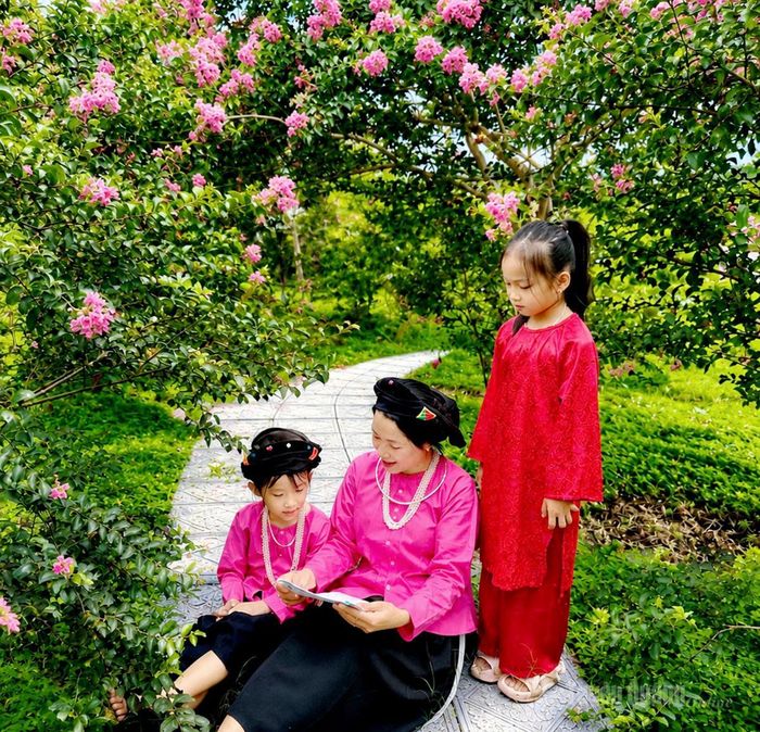 Không gian hoa tường vi trở thành điểm trải nghiệm, lưu giữ kỷ niệm của nhiều gia đình trong dịp cuối tuần.