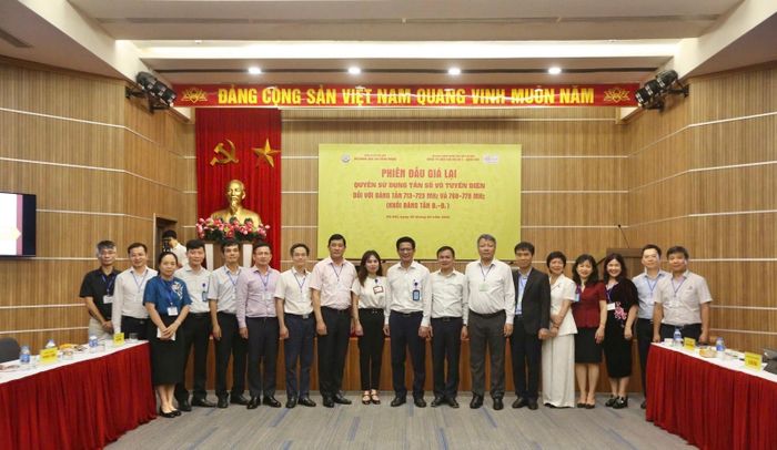 Các đơn vị tham gia đấu giá khối băng tần B2-B2' (băng tần 700 MHz) tháng 5-2025. Ảnh: PT