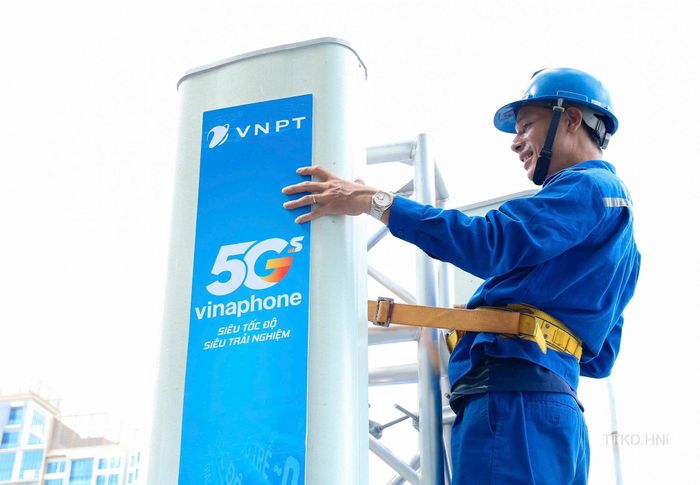 VNPT Hà Nội triển khai lắp đặt trạm BTS 5G tại khu vực Hồ Tây. Ảnh: Hương Lan