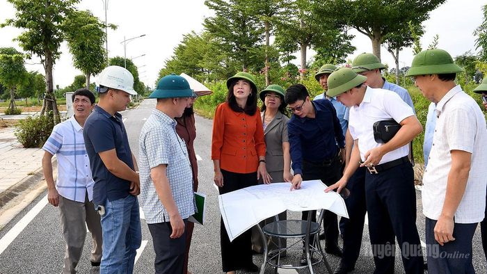 Đoàn khảo sát xem sơ đồ quy hoạch thực hiện Dự án khu đô thị mới bên bờ sông Lô.
