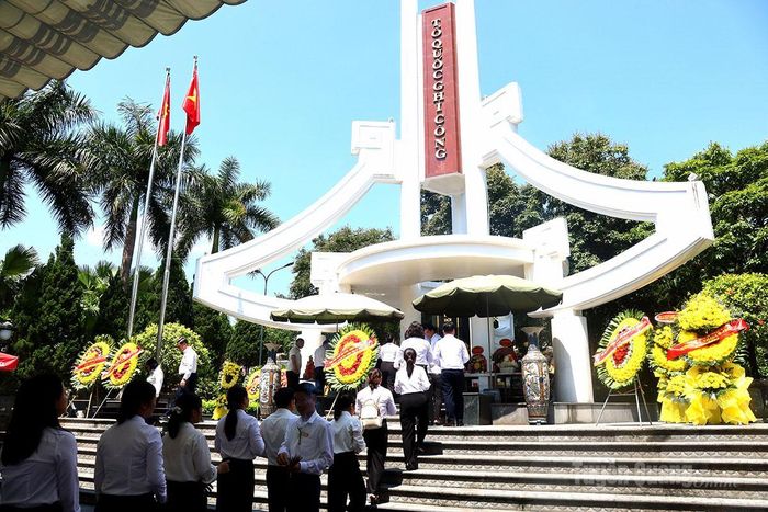 Các đại biểu dâng hương tại Tượng đài Tổ quốc ghi công ở Nghĩa trang Liệt sĩ Quốc gia Vị Xuyên.