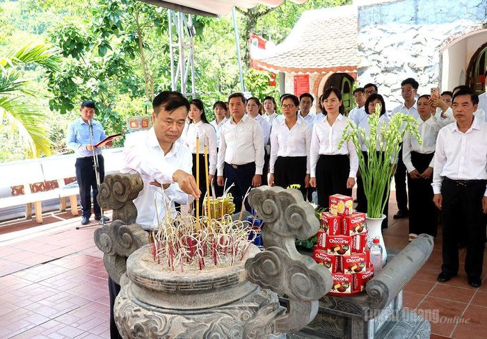 Đồng chí Hoàng Nhị Sơn, Ủy viên Ban Chấp hành Đảng bộ tỉnh, Bí thư Đảng ủy, Chánh Văn phòng Tỉnh ủy dâng hương tại Đền thờ các Anh hùng Liệt sĩ Mặt trận Vị Xuyên, điểm cao 468, xã Thanh Thủy.