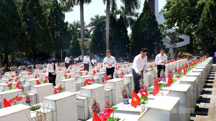 Đoàn đại biểu Đảng bộ Văn phòng Tỉnh ủy thắp hương các phần mộ Liệt sĩ tại Nghĩa trang Liệt sĩ Quốc gia Vị Xuyên.