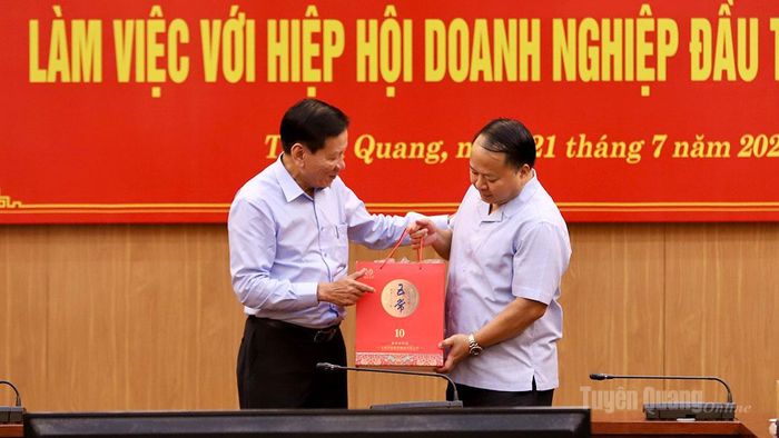 Chủ tichh Vafie Nguyễn Anh Tuấn tặng sản phẩm do doanh nghiệp FDI chế biến cho Chủ tịch UBND tỉnh Phan Huy Ngọc.