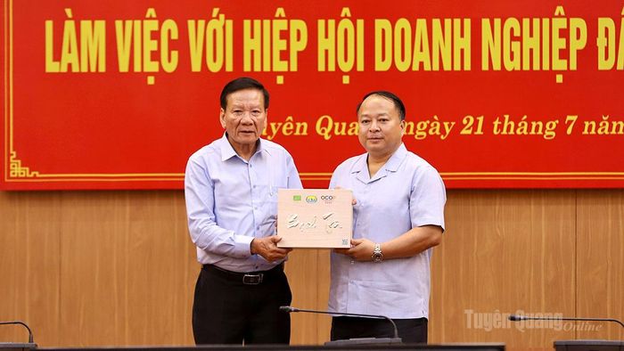 Chủ tịch UBND tỉnh Phan Huy Ngọc tặng sản phẩm OCOP của tỉnh cho Chủ tịch Vafie Nguyễn Anh Tuấn.