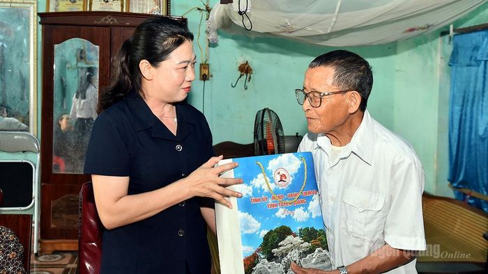 Đồng chí Lê Thị Kim Dung, Phó Bí thư Thường trực Tỉnh ủy tặng quà ông Lâm Văn Giang, thôn Vân Thành.